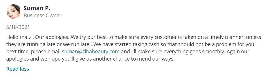 Imagen de la respuesta del propietario de un negocio a una crítica negativa en la que se disculpa y se ofrece a enmendarla